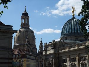 [Photo Altstadt_Dresden_Frauenkirche_und_Zitronenpresse_DSCF0042]